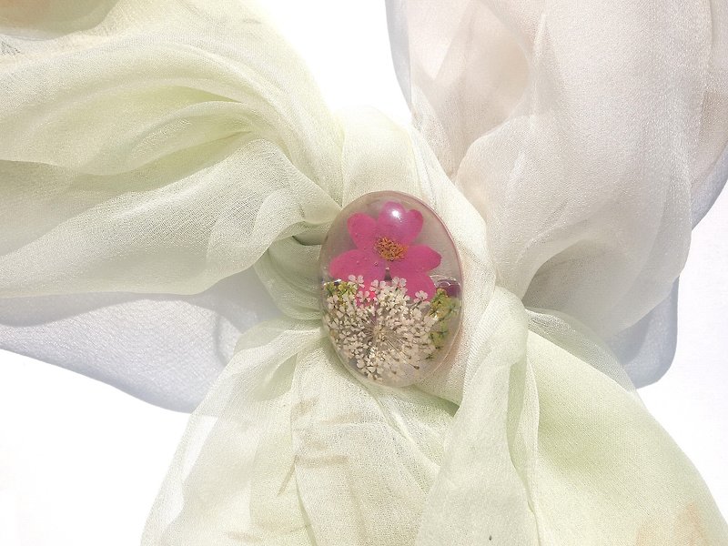 Handmade floral pin, Real flower brooch, Pretty oval brooch with real dried flowers - Brooches - Plastic 