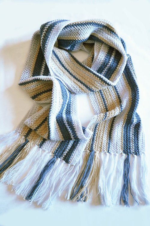 KartaKnitwear 鉤編藍色長圍巾。 流蘇條紋手工編織圍巾。