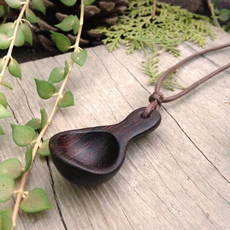 Weak water 3,000 take a scoop of African black iron knife hand made log small spoon shape necklace - สร้อยคอ - ไม้ สีดำ