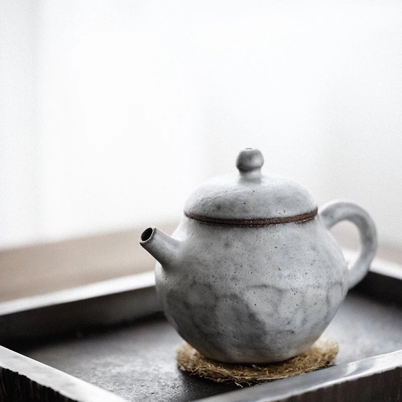 Hearing|Japanese retro teapot moth-eaten Shiye pure handmade powder lead irregular kung fu sketch pot single pot - Teapots & Teacups - Pottery 
