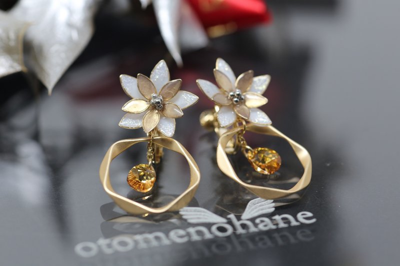 Winter Flower Poinsettia Pierced Earrings & Earrings - Earrings & Clip-ons - Resin Gold