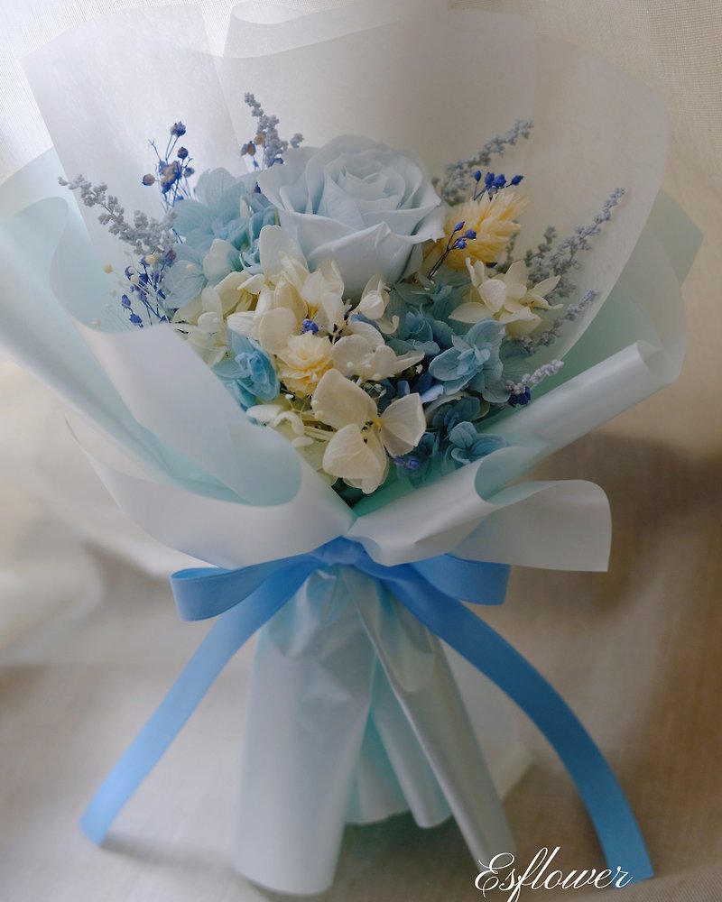 キャリーバッグ付きブルーエターナルローズバレンタインデーブーケ - ドライフラワー・ブーケ - 寄せ植え・花 ブルー
