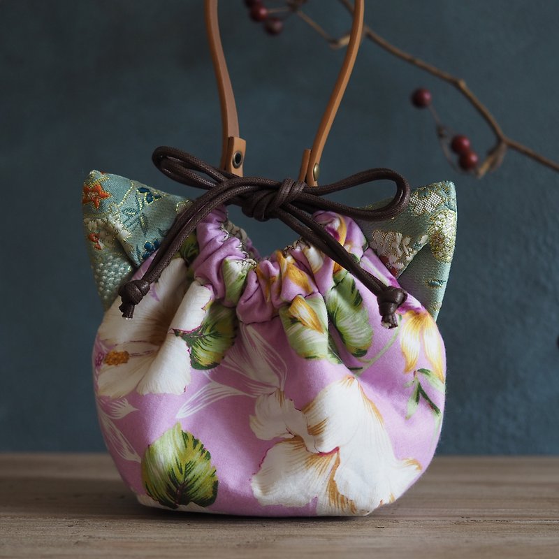 Cat-shaped Taiwanese flower lover pattern x silk fabric regular drawstring pouch (one piece work) - Toiletry Bags & Pouches - Cotton & Hemp Purple