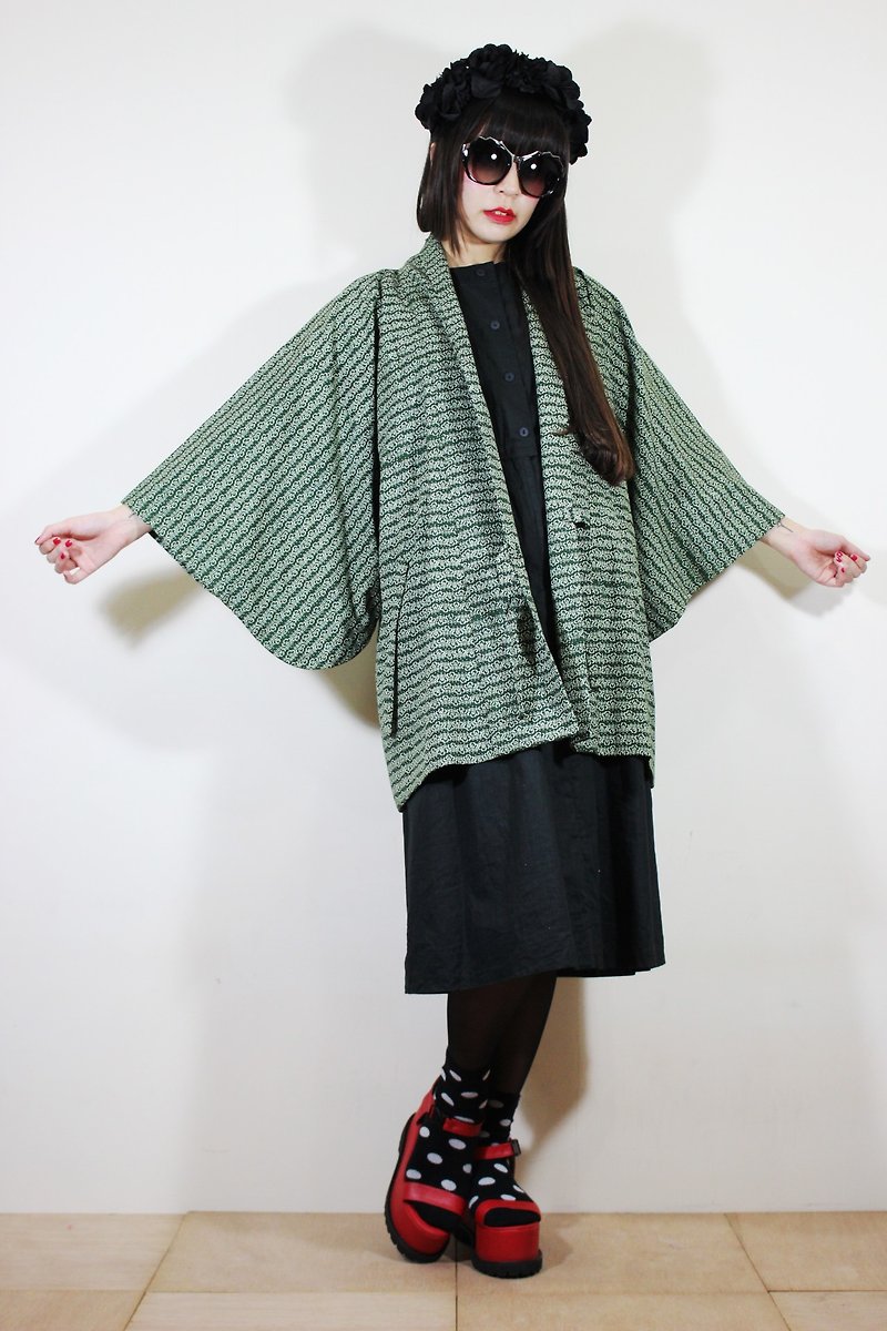 F2074[日本製和服](Vintage)綠色傳統松樹花紋點點排列附腰綁帶日本和服羽織（はおり） - 外套/大衣 - 棉．麻 綠色