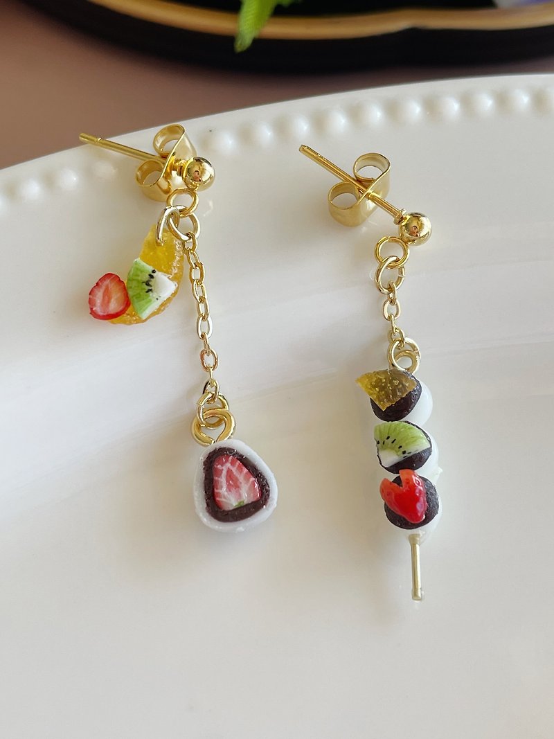 Miniature strawberry daifuku and fruit dango earrings - Earrings & Clip-ons - Clay 