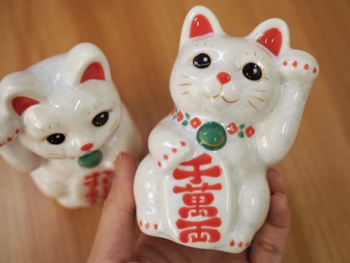 Wʜᴀᴛ ᴛʜᴇ ᴘᴜɢ sᴛᴏʀᴇ ｜日本招財貓。達磨。生活雜貨 京燒 清水燒 |花結晶 迷你 白 左手 千萬両