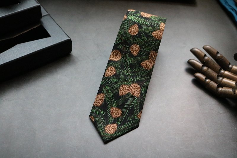 ダークグリーンの松の実のトーテムのネクタイは小さくて清新な風格の文芸の狭い版のネクタイです。 - ネクタイ・タイピン - ポリエステル グリーン