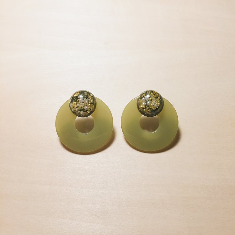 復古橄欖綠金箔珍珠鏤空大圓耳環 - 耳環/耳夾 - 樹脂 綠色