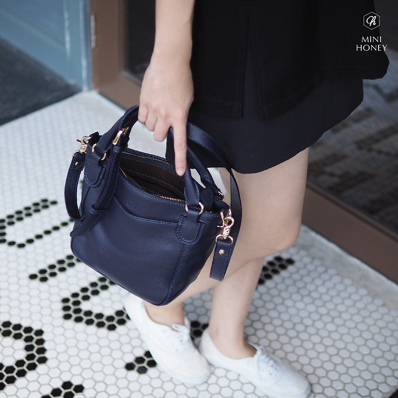 Mini honey (Navy) : Mini tote bag, Crossbody bag, Cow leather, Navy - กระเป๋าถือ - หนังแท้ สีน้ำเงิน