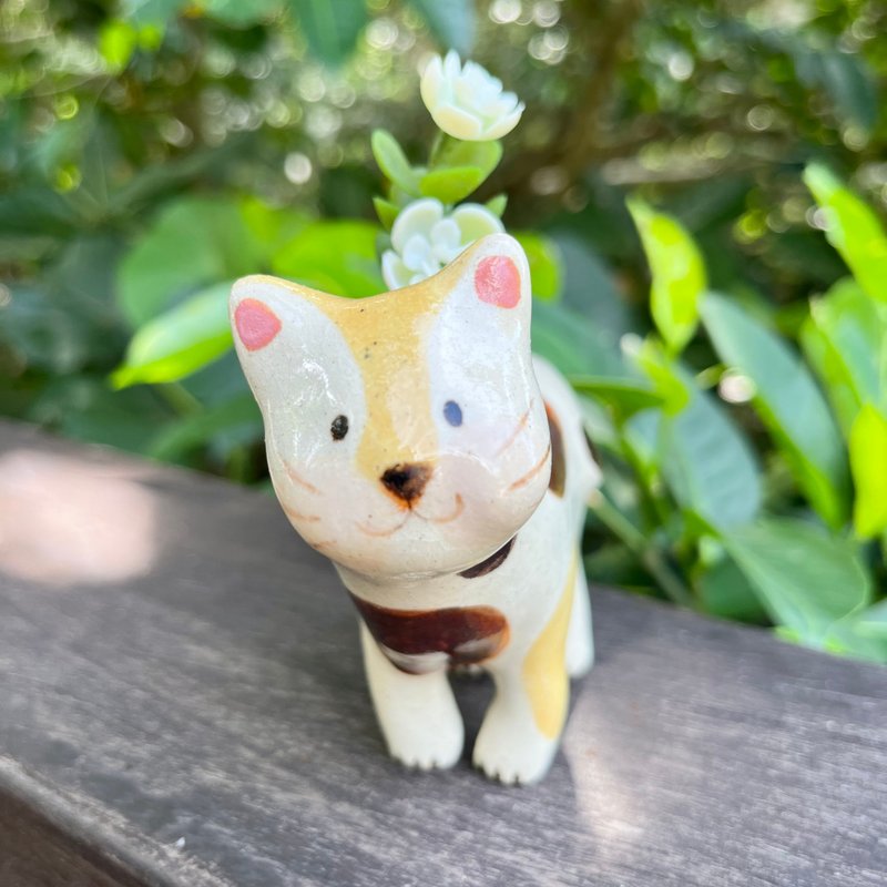 A Lu 貓咪陶花器/擺飾/適合乾燥花 手做手繪 僅此一件 - 擺飾/家飾品 - 陶 多色