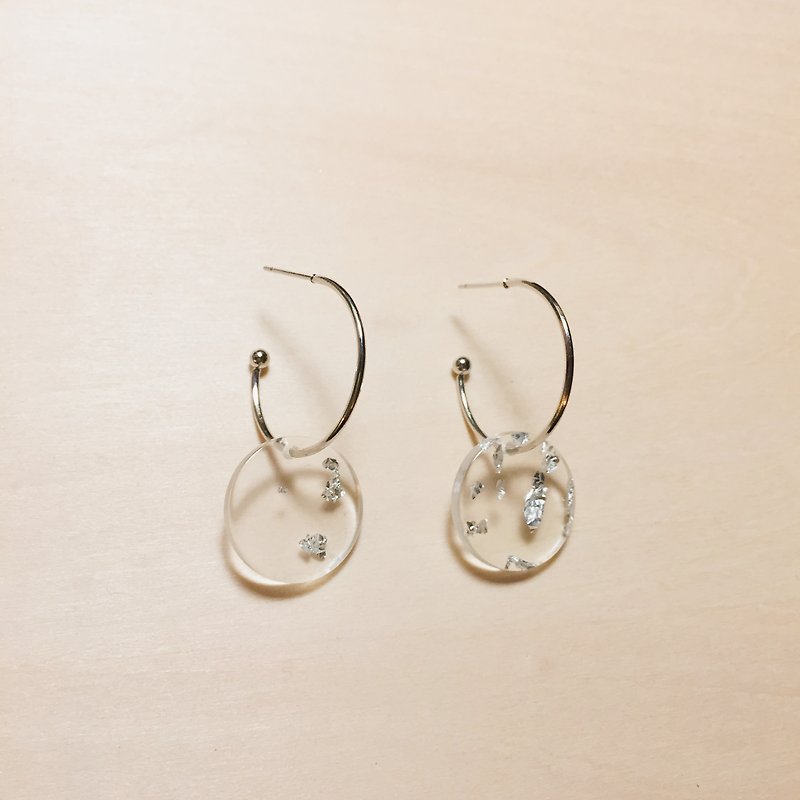 Vintage transparent silver foil C-shaped earrings - ต่างหู - เรซิน สีเงิน