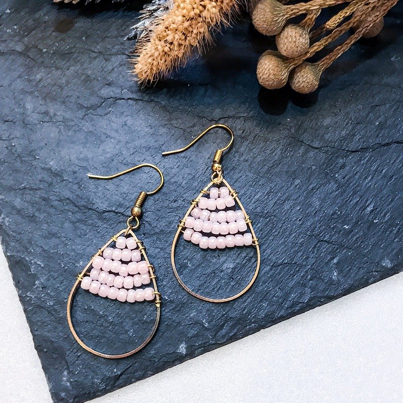 [Da Da Daily] Tear shape of gold with pink beads earrings - ต่างหู - โลหะ สีทอง