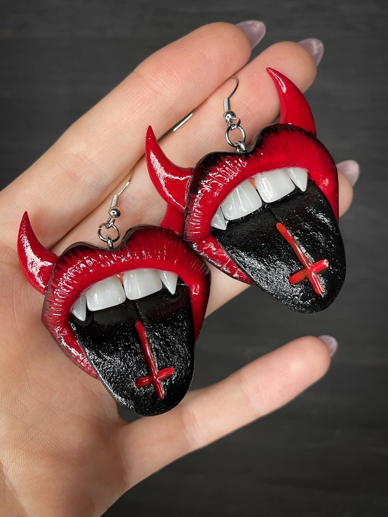 Earrings. Red lips with horns. - 耳環/耳夾/耳骨夾 - 黏土 