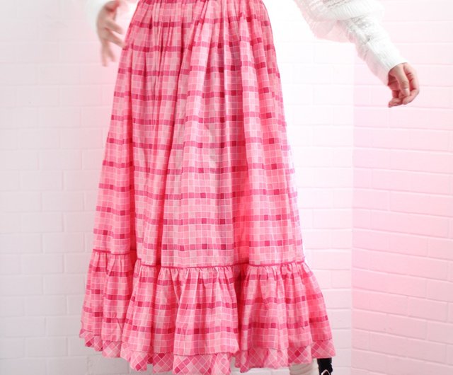 レトロな春と夏のヨーロッパ80年代のかわいいピンクの格子縞の綿の 