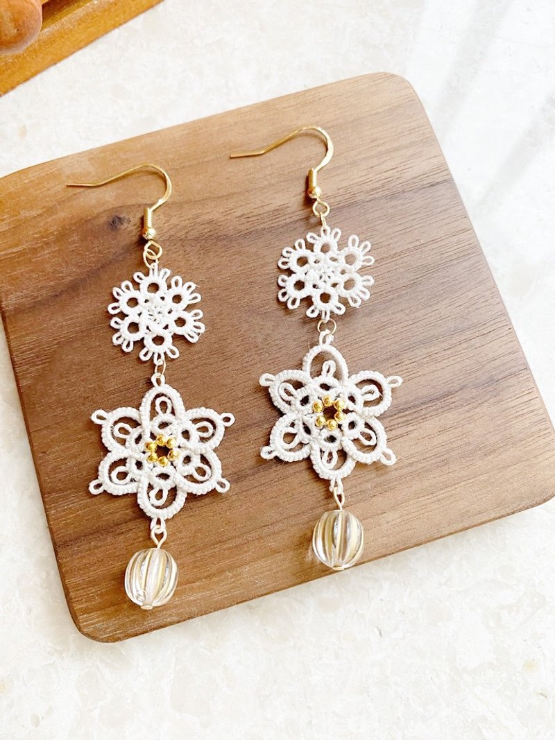 手工梭織米白花花耳環 Tatting earrings 耳針 耳鈎 耳環 梭織 編 - 耳環/耳夾/耳骨夾 - 棉．麻 白色