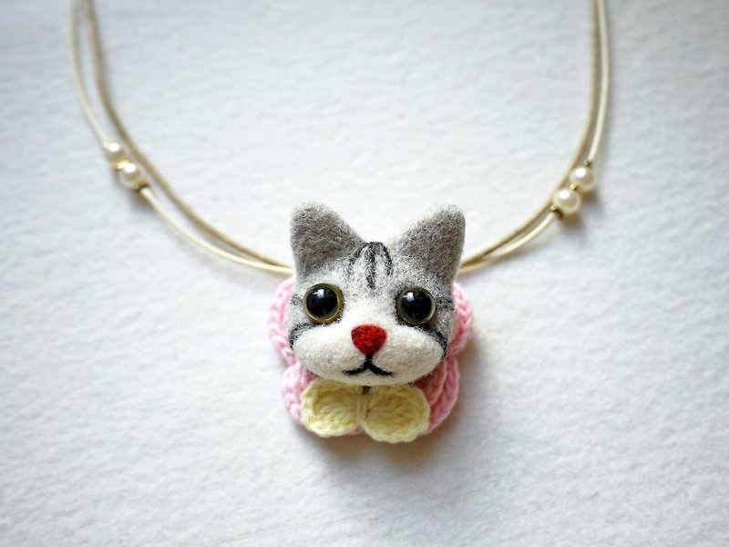 Petwoolfelt - Needle-felted grey tabby cat 2-ways accessories(necklace + brooch) - สร้อยคอ - ขนแกะ สึชมพู