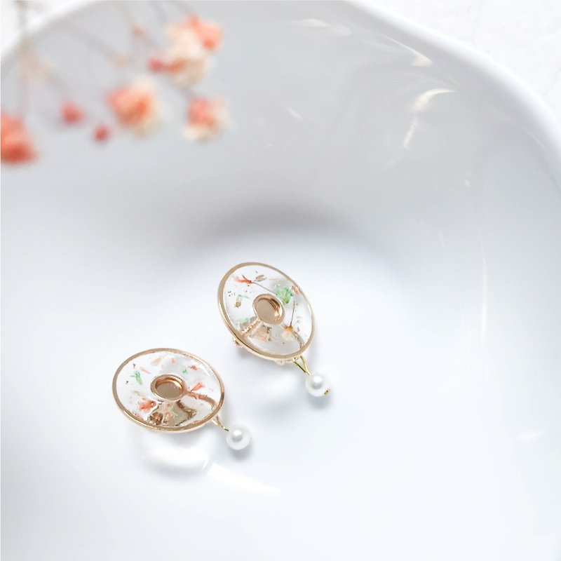 【Handmade earrings】Cha Cha in the flower shop | Essential for romantic dates - ต่างหู - พืช/ดอกไม้ หลากหลายสี