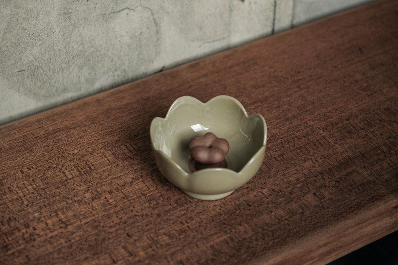 香座 l 酪梨綠 花朵線香盤 l 兩件式 - 香薰/精油/線香 - 陶 綠色