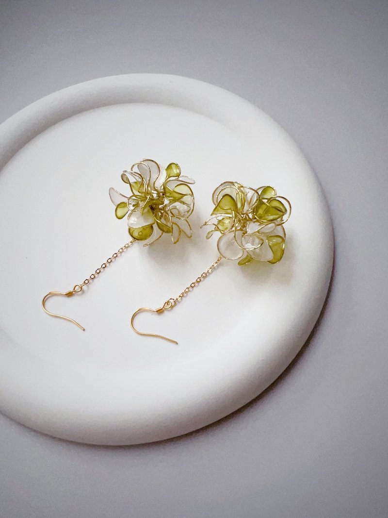 Sunny Green Romantic Flower Ball Dangle Resin Earrings - ต่างหู - เรซิน สีเขียว