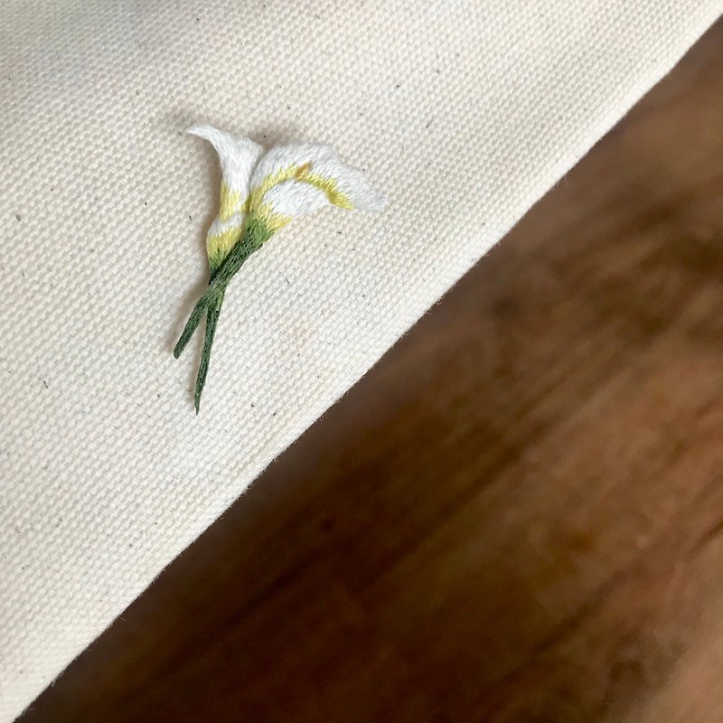 Alocasia hand embroidery brooch - เข็มกลัด - งานปัก สีเขียว