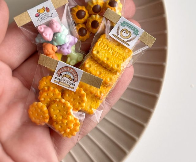 ☕️お知らせ🫖 52TOYS×UKIの第二弾ブラインドボックス『Sweet Girl』シリーズが近日発売予定です〜🥳 今回はクッキーやビスケットなどのいろんなお菓子たちにお着替えしてます🍪  #uki #52toys #hayashiuki #はやしうき #ブラインドボックス #blindbox #フィギュア