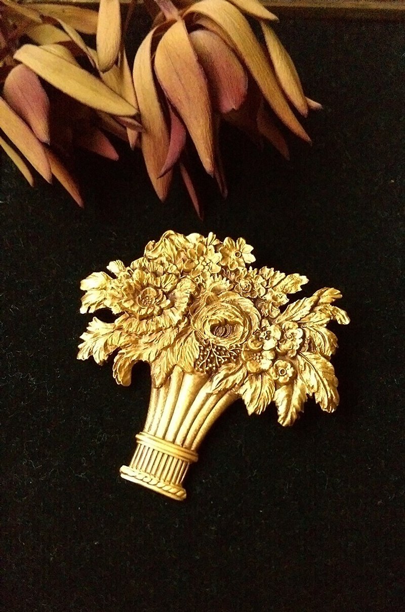 [Western antique jewelry / old age] 1970s flat art painting bouquet pin - เข็มกลัด/พิน - โลหะ สีทอง