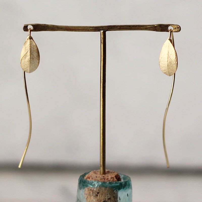 Leaf long earrings - 耳環/耳夾/耳骨夾 - 純銀 金色