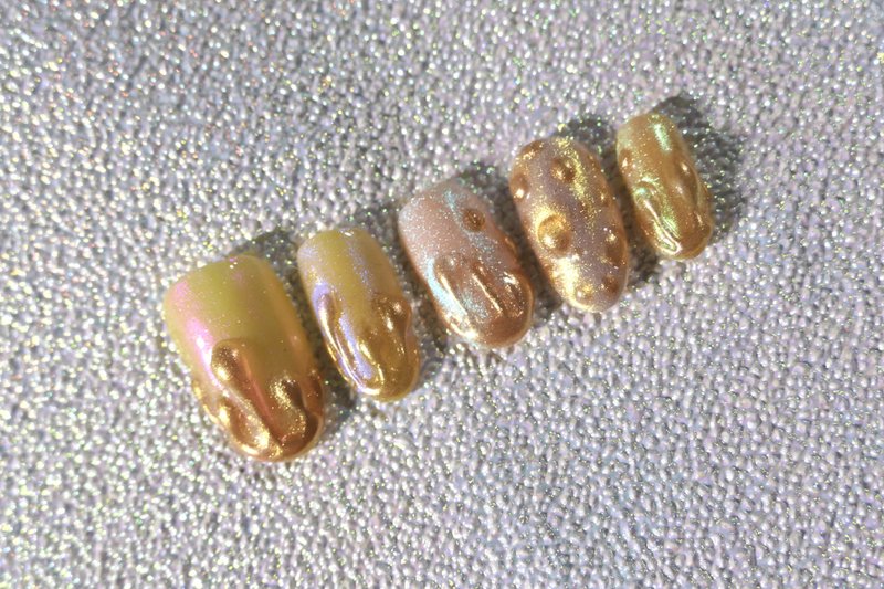 Gilt Multicolor Polarized Gel Nail Patch. Wearing Nails - Nail Polish & Acrylic Nails - Plastic Gold