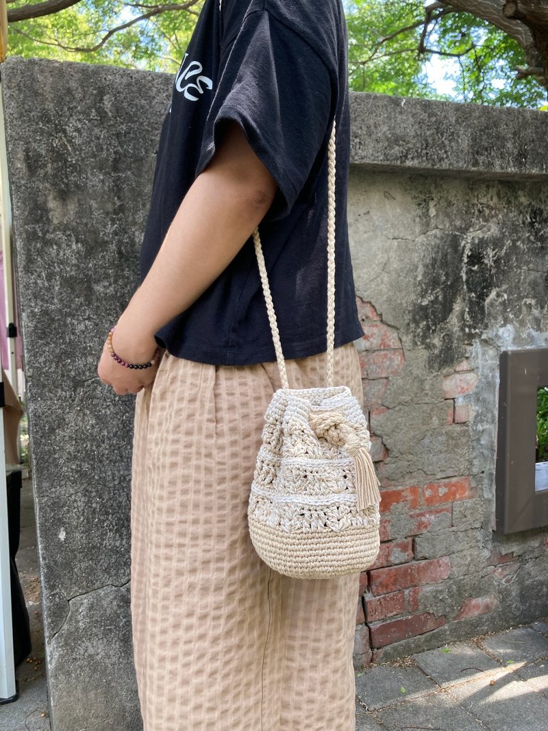 Small bucket bag with adjustable strap, hand-woven cross-body handbag - กระเป๋าแมสเซนเจอร์ - ผ้าฝ้าย/ผ้าลินิน หลากหลายสี