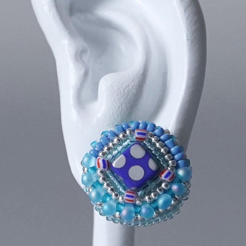 「話匣子」耳夾/耳針 No.29 藍×銀圓點造型 珠飾刺繡設計 大尺寸 醫療級不鏽鋼 金屬配件可選 - 耳環/耳夾 - 玻璃 藍色