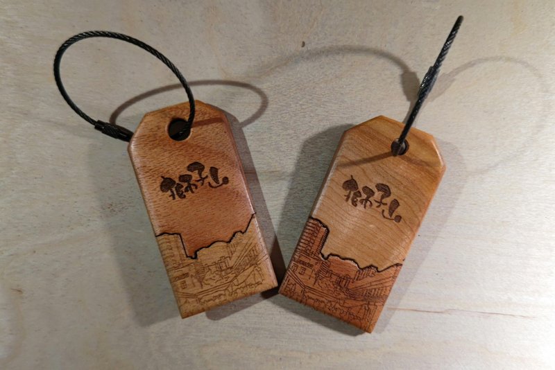 Anti-fall Japanese wooden travel tag Hong Kong mountain style wood mosaic painting - ป้ายสัมภาระ - ไม้ สีนำ้ตาล