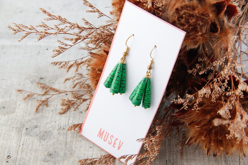[Small paper hand made / paper art / jewelry] green reticulated three awl hanging earrings - Earrings & Clip-ons - Paper Green