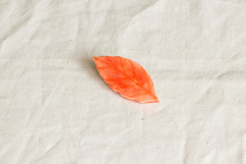 Handmade Air Dry Clay Autumn Leaf badge Brooch Pins Jewelry - เข็มกลัด - ดินเหนียว สีแดง