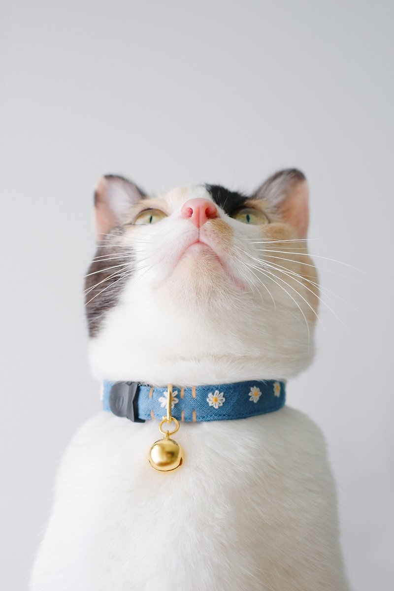 : MINI DAISIES : Spruce blue - Handmade embroidered flower breakaway cat collar - ปลอกคอ - ผ้าฝ้าย/ผ้าลินิน สีน้ำเงิน