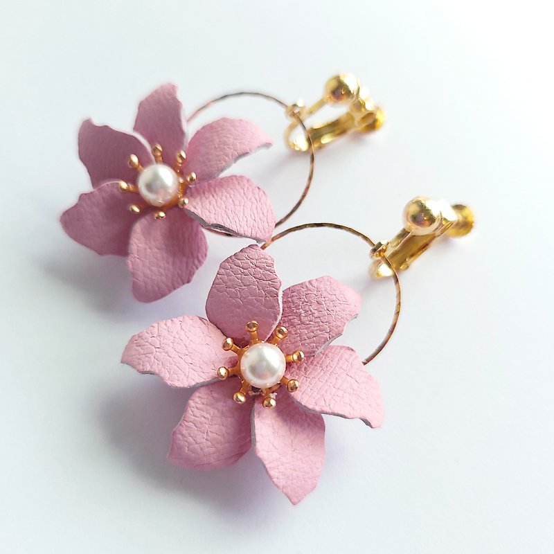 หนังแท้ ต่างหู สึชมพู - Leather series-dyed leather flower earrings/ Clip-On