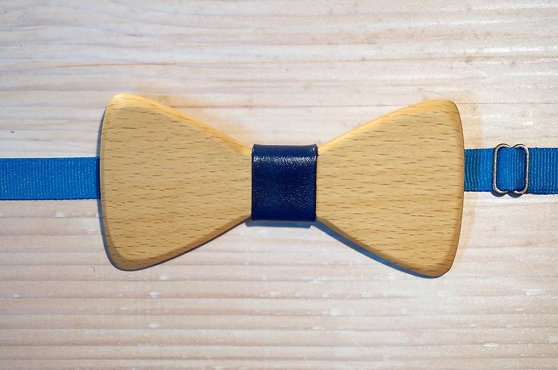 Natural log bow tie-beech wood + blue leather (gift/wedding/new couple/formal occasion) - เนคไท/ที่หนีบเนคไท - ไม้ สีน้ำเงิน