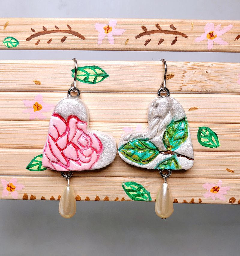 愛心壓紋 手作黏土耳環 手繪捏製 不銹鋼 吊墜款 - 耳環/耳夾/耳骨夾 - 黏土 銀色