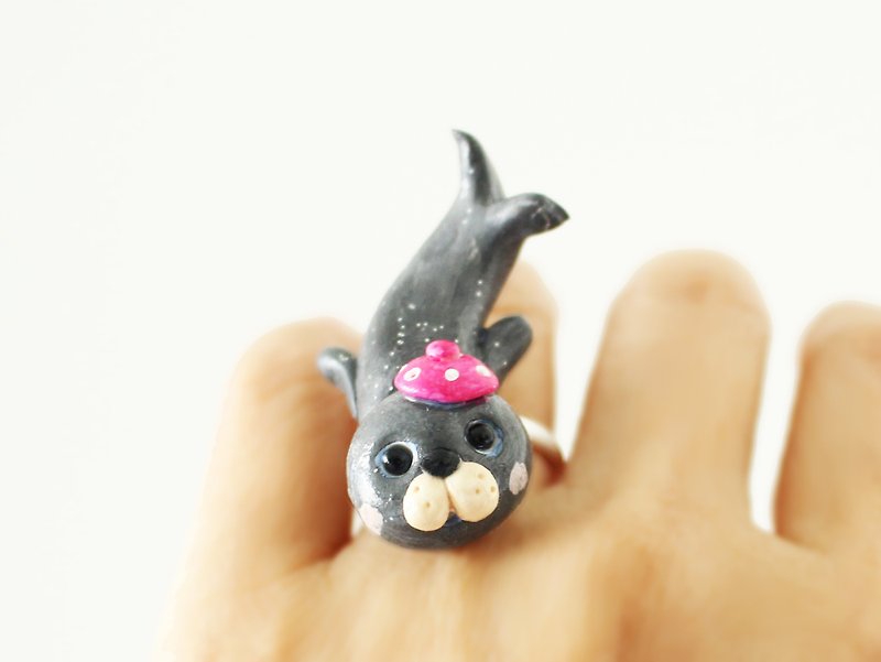 《Free Shipping》Sea Lion ring - Polymer clay miniature - Wearable art - แหวนทั่วไป - ดินเผา สีเทา