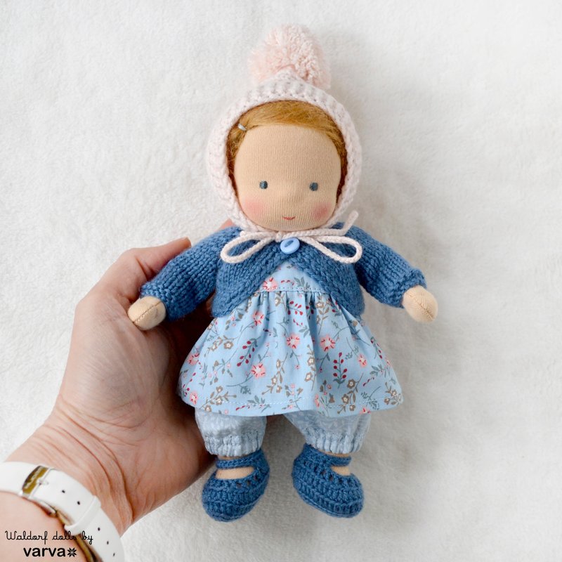 Waldorf ミニベビードール 高さ7インチ (18cm)。 ナチュラルオーガニック ポケットシュタイナー人形 - 知育玩具・ぬいぐるみ - サステナブル素材 ブルー