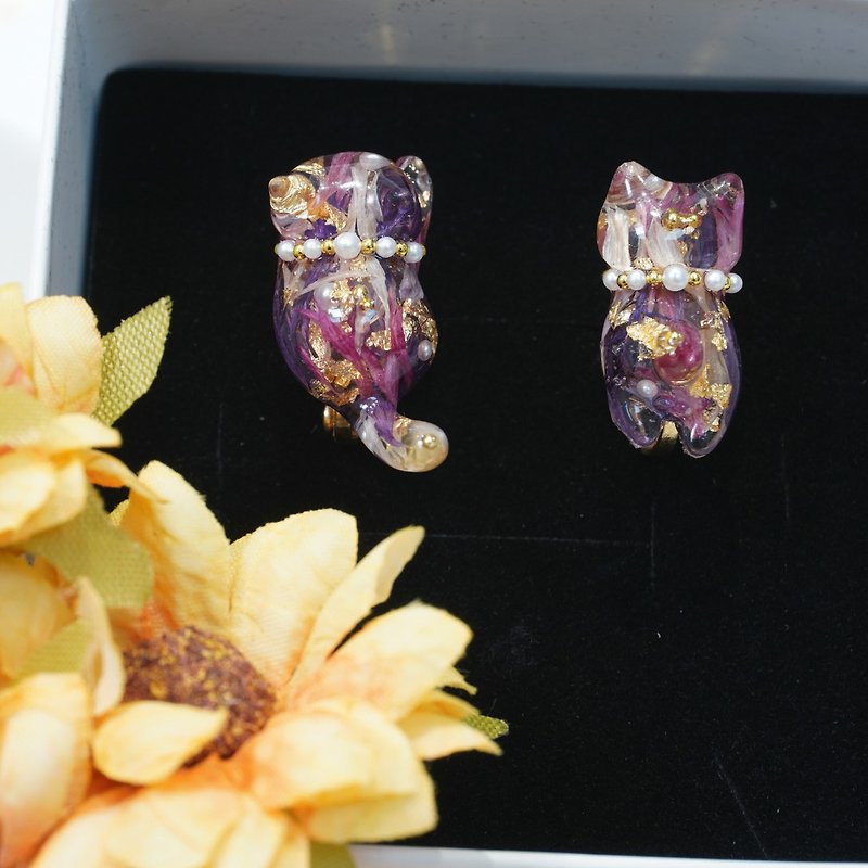 Dried flower cat earrings - Earrings & Clip-ons - Resin Multicolor