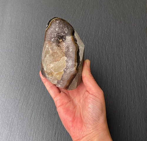 fitter 招財聚財-天然原礦異象夢幻紫晶鎮二次結晶砂糖共生方解石 紫水晶