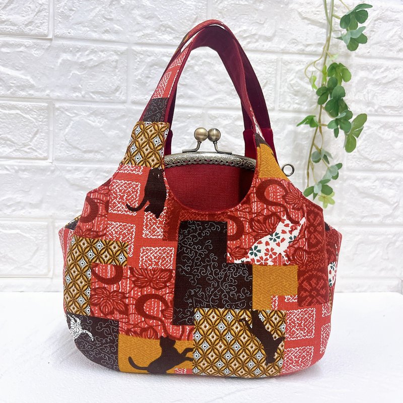 Cat Silhouette. Festive Red-Vest Top Gold Handbag Can Be Weared Crossbody - กระเป๋าถือ - ผ้าฝ้าย/ผ้าลินิน สีม่วง