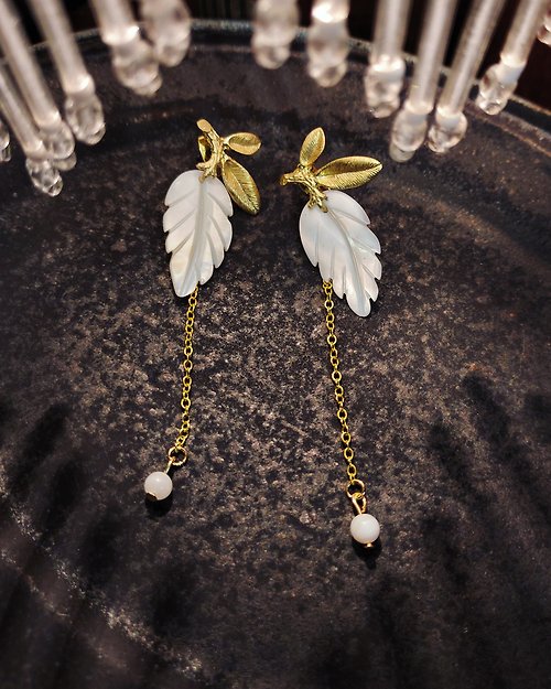 【翡也】 freeyajewelry 【 翡也】 輕古典黃銅天然珠母貝耳環
