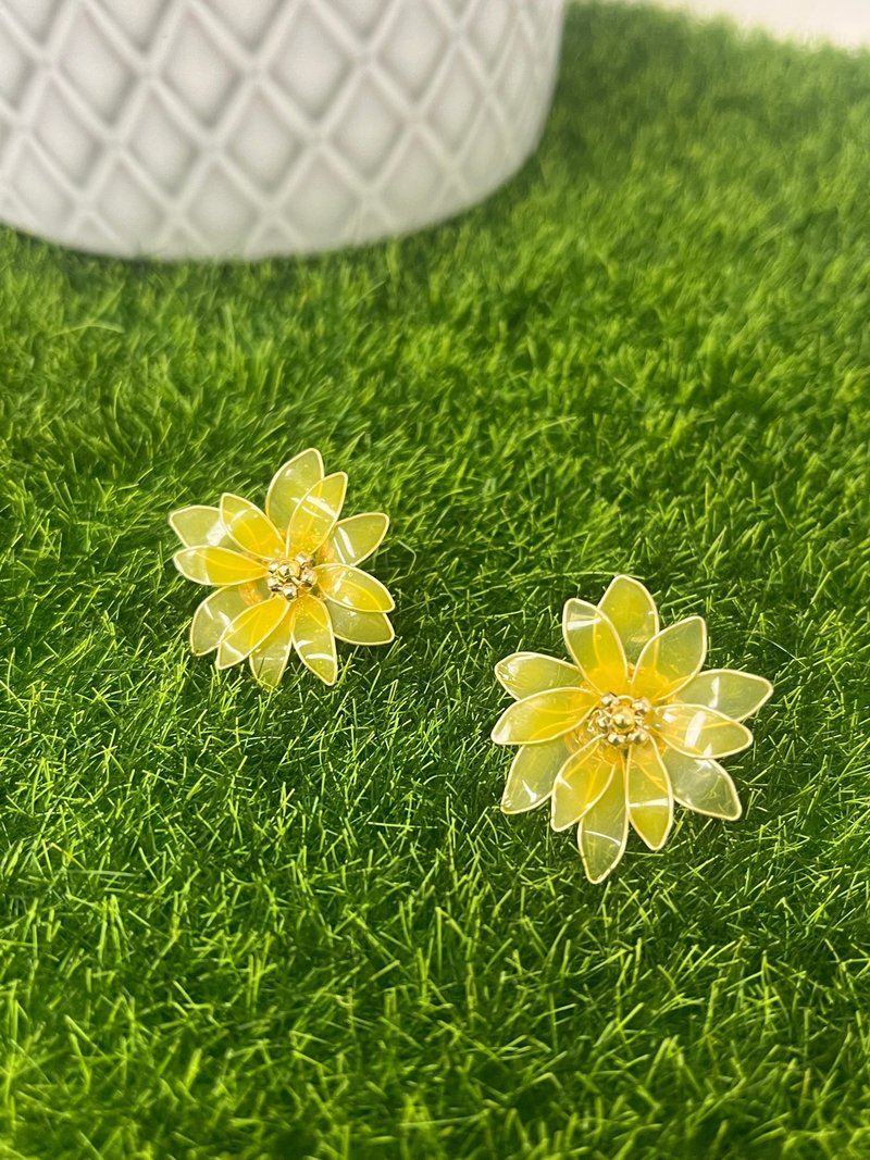小雛菊耳環 - 耳環/耳夾/耳骨夾 - 樹脂 黃色