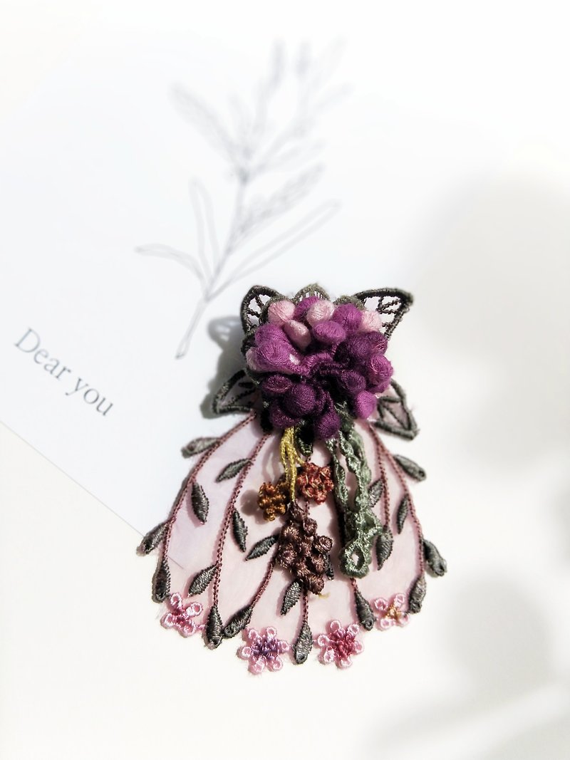 [Un Jess Cadeau] Rose Purple. Pendant Flower Lace Brooch Exchange Gifts Gifts - เข็มกลัด - งานปัก สีม่วง