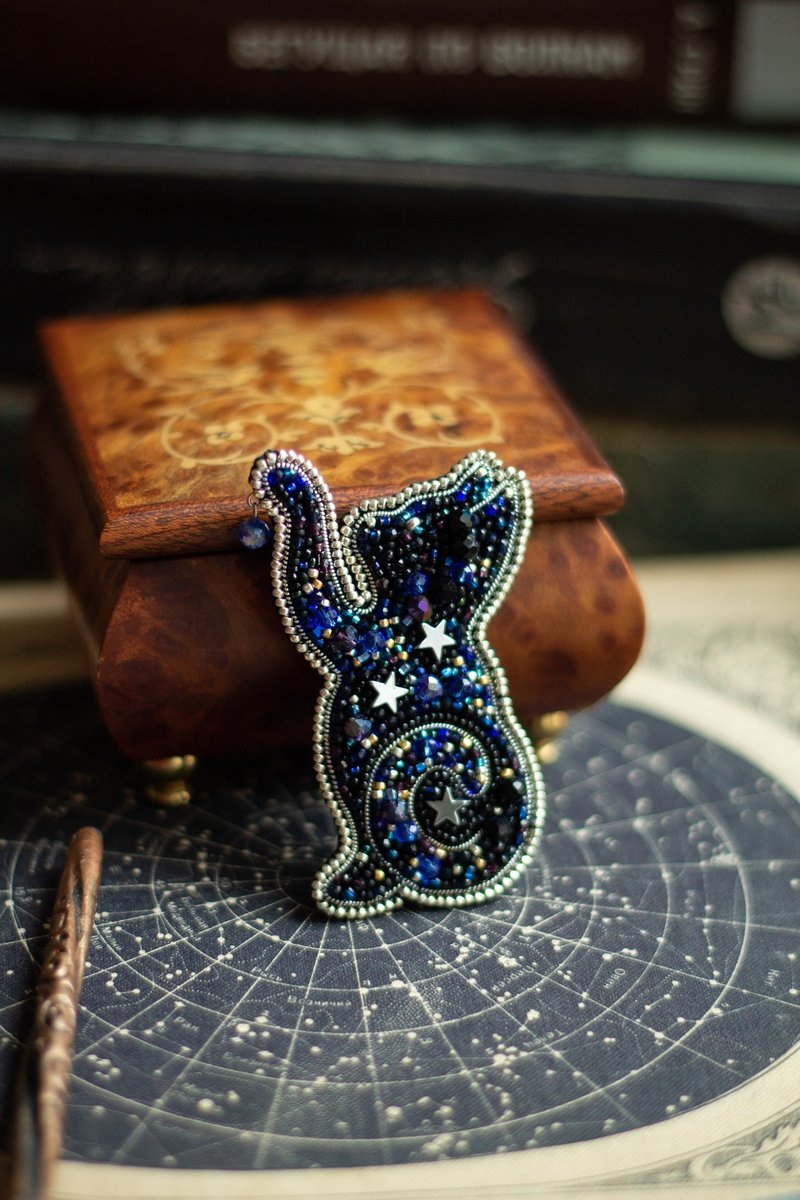 Embroidered beaded brooch cat, cute starry kitty - เข็มกลัด - แก้ว สีน้ำเงิน