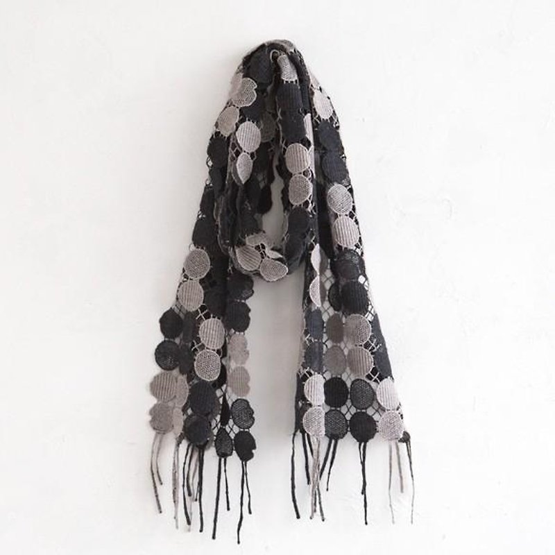 Plant dyeing embroidery dot scarf log dyed / Yaguruma dyed - Scarves - Other Materials Black