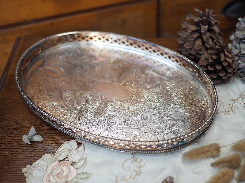 British antique silver plated carved oval tray - Serving Trays & Cutting Boards - Silver 