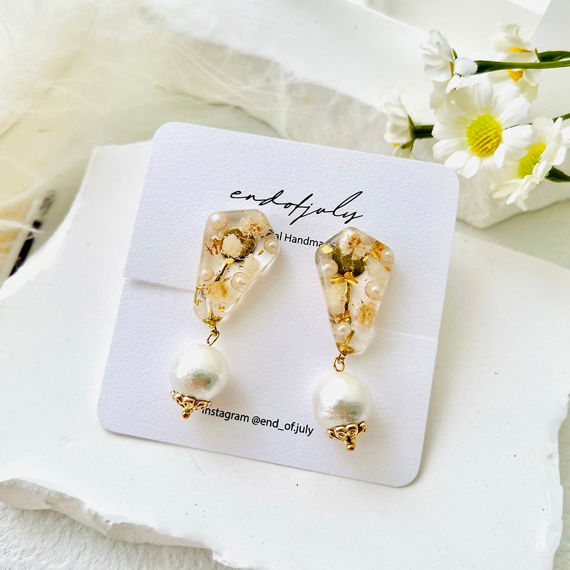 Dried flower glue irregular cotton pearl flower steel needle earrings - Earrings & Clip-ons - Resin Transparent
