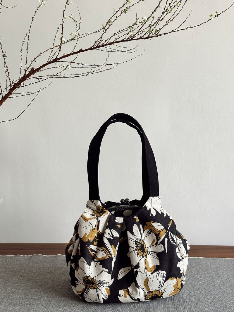 Delicate and elegant oil-painted flower shadow kiss lock bag - กระเป๋าถือ - ผ้าฝ้าย/ผ้าลินิน สีน้ำเงิน